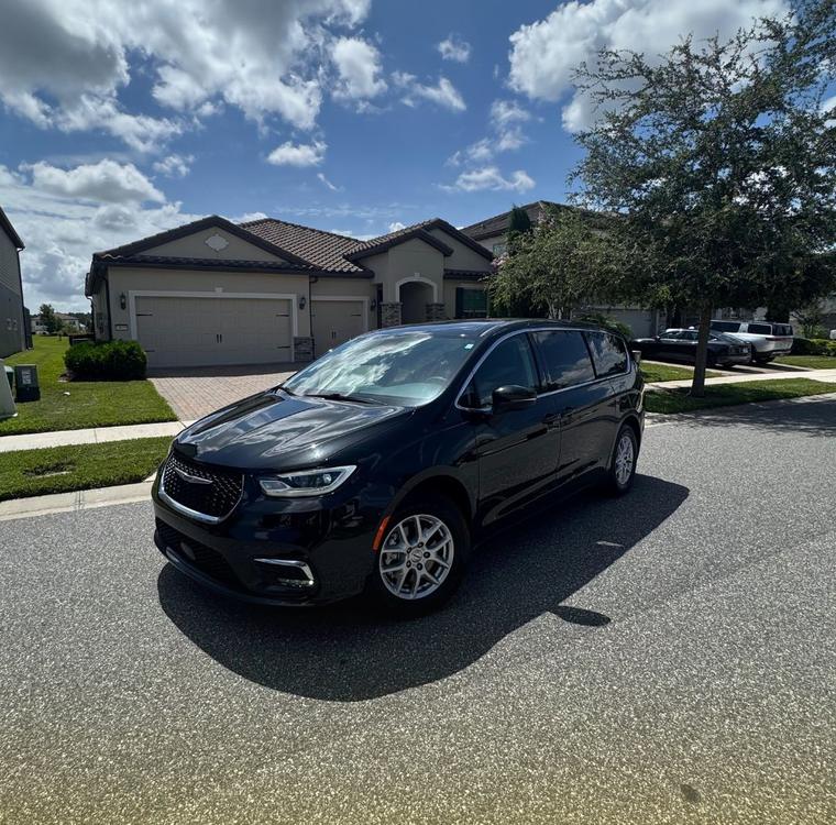 Chrysler Pacifica 2023 Preto disponível para aluguel em Orlando na Smart Rental Car