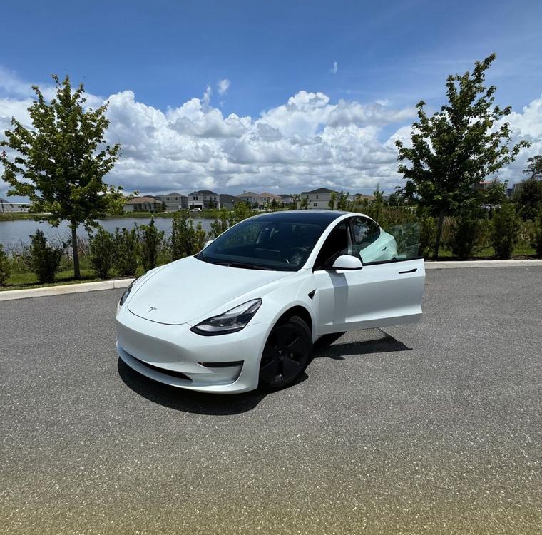 Tesla Model 3 2021 Branco disponível para aluguel em Orlando na Smart Rental Car