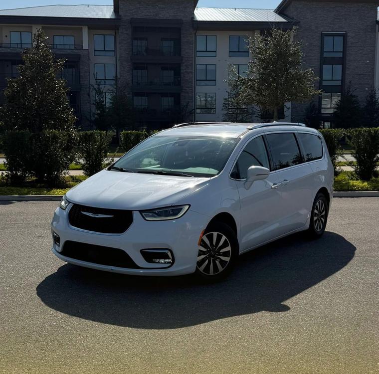 Chrysler Pacifica 2021 Branco disponível para aluguel em Orlando na Smart Rental Car