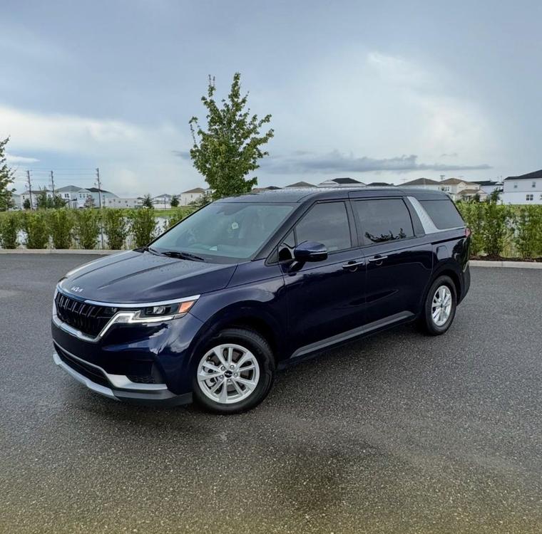 Kia Carnival 2023 Azul disponível para aluguel em Orlando na Smart Rental Car