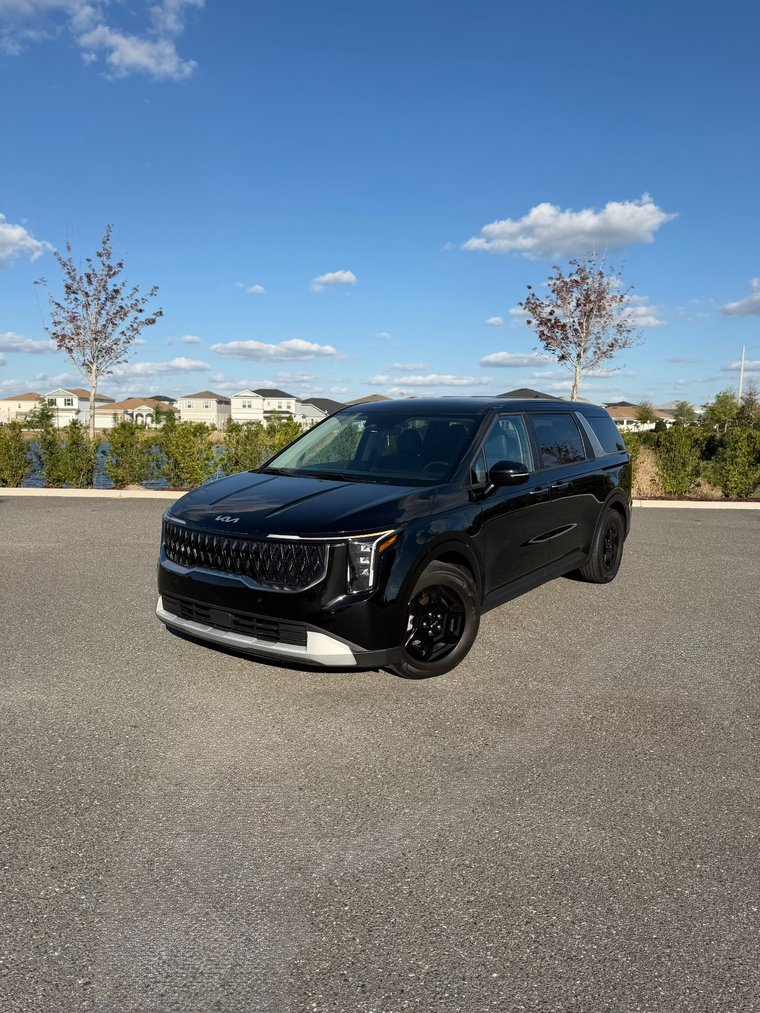 Kia Carnival 2025 Preto disponível para aluguel em Orlando na Smart Rental Car