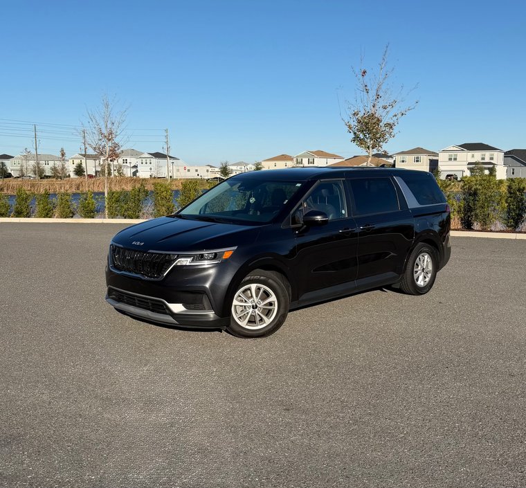 Kia Carnival 2024 Cinza disponível para aluguel em Orlando na Smart Rental Car
