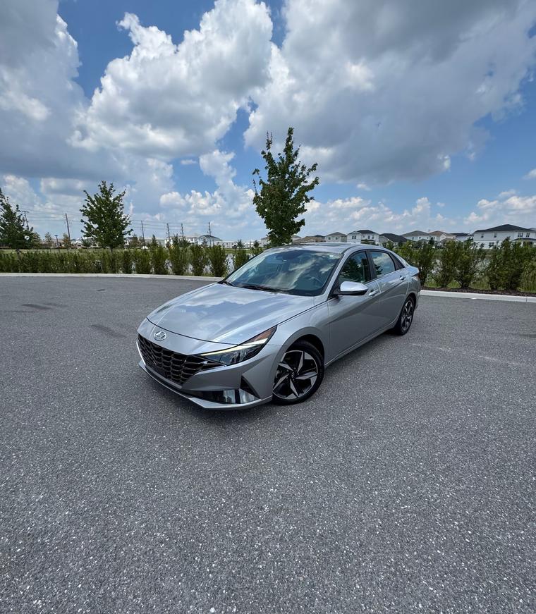 Hyundai Elantra 2022 Prata disponível para aluguel em Orlando na Smart Rental Car