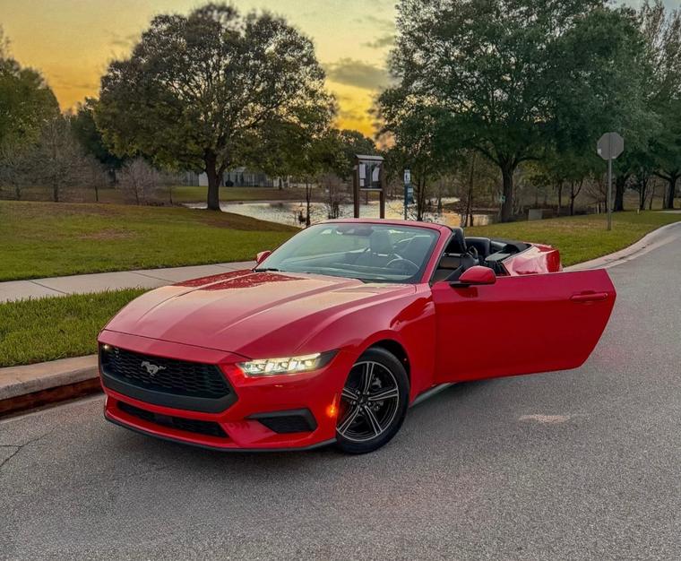 Ford Mustang 2024 Vermelho disponível para aluguel em Orlando na Smart Rental Car