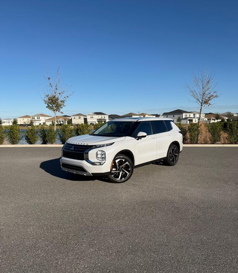Mitsubishi Outlander 2022 Branco disponível para aluguel em Orlando na Smart Rental Car