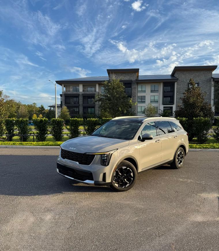 Kia Sorento 2024 Cinza disponível para aluguel em Orlando na Smart Rental Car