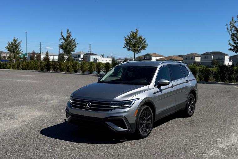 Volkswagen Tiguan 2024 Prata disponível para aluguel em Orlando na Smart Rental Car